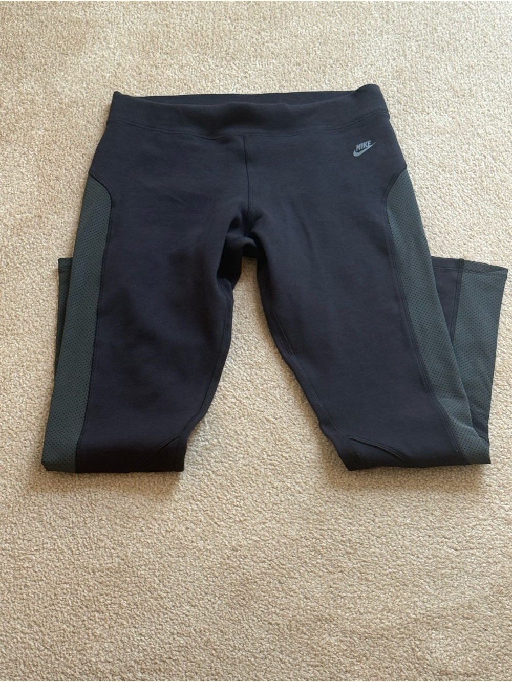 Nike Women’s Black Leggings with Textured Side Panels Sz M New with tags!